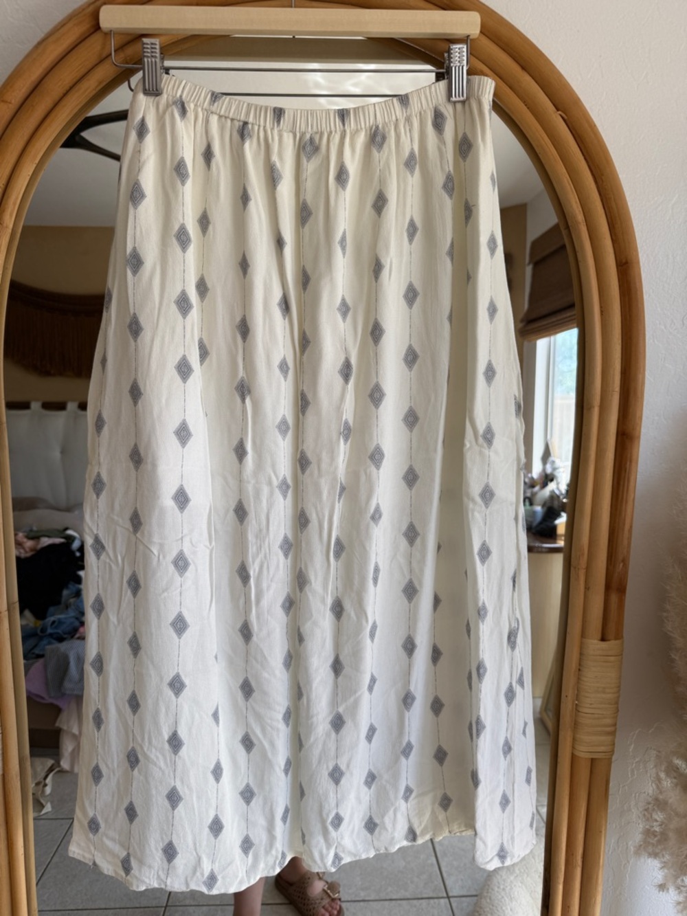 Button-Front Diamond Print Midi Skirt in Ivory and Gray - Picture 5 of 5